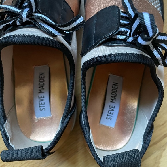 Steve Madden Antics sneaker size 6.5 - Picture 3 of 6